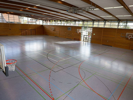 10. Sporthalle und Sportplatz